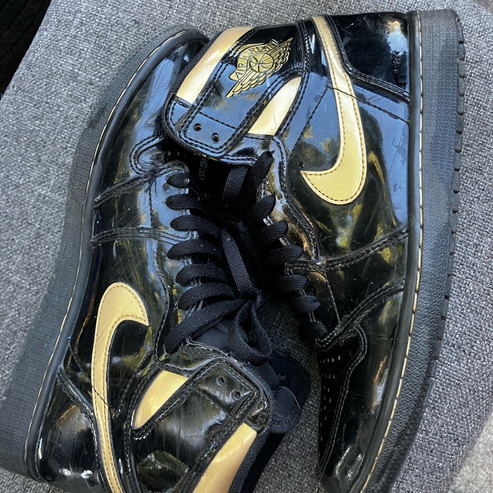 Nike Black metallic gold retro 1s (2020 release)